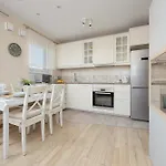 Sloneczny Apartament Z Pieknym Widokiem Klimatyzacja Noclegi Renters